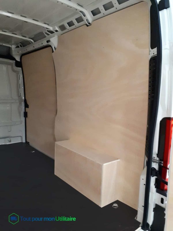 aménagement et accessoire habillage intérieur bois pour Peugeot Boxer porte arrière avec plancher anti dérapant coté droit